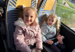 dzieci siedzą w autokarze