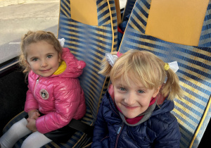 dzieci siedzą w autokarze