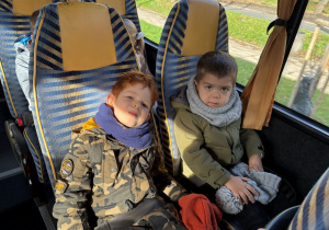 dzieci siedzą w autokarze