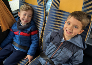dzieci siedzą w autokarze