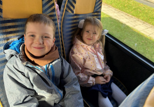 dzieci siedzą w autokarze