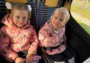 dzieci siedzą w autokarze