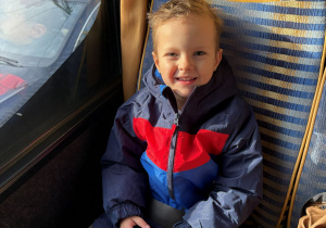 dzieci siedzą w autokarze