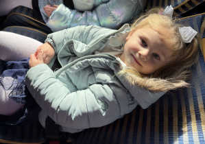 dzieci siedzą w autokarze