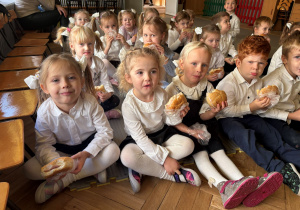 dzieci podczas jedzenia kanapek