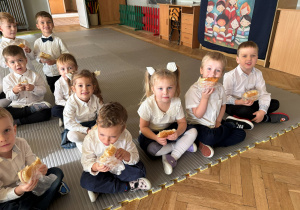 dzieci podczas jedzenia kanapek