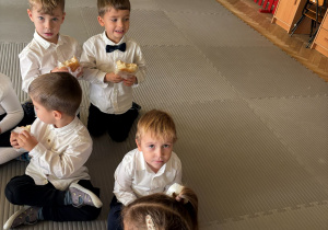 dzieci podczas jedzenia kanapek