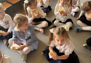 dzieci podczas jedzenia kanapek