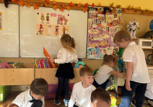 zabawy w sali przedszkolnej