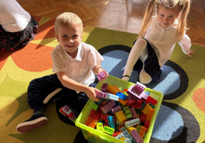 zabawy w sali przedszkolnej