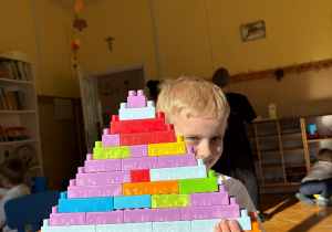 zabawy w sali przedszkolnej