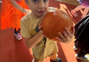 dzieci podczas zabaw z okazji "Dnia Dyni"