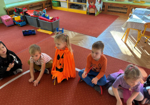 dzieci podczas zabaw z okazji "Dnia Dyni"