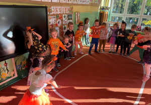 dzieci podczas zabaw z okazji "Dnia Dyni"