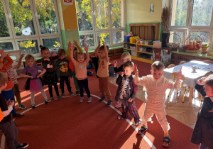 dzieci podczas zabaw z okazji "Dnia Dyni"