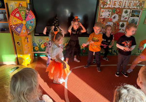 dzieci podczas zabaw z okazji "Dnia Dyni"