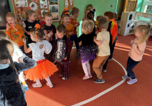 dzieci podczas zabaw z okazji "Dnia Dyni"