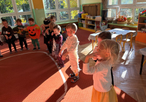 dzieci podczas zabaw z okazji "Dnia Dyni"