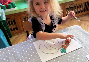 dziecko podczas wykonywania pracy plastycznej