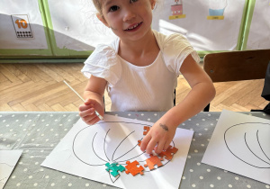 dziecko podczas wykonywania pracy plastycznej