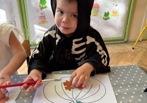 dziecko podczas wykonywania pracy plastycznej