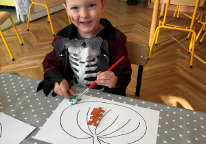 dziecko podczas wykonywania pracy plastycznej