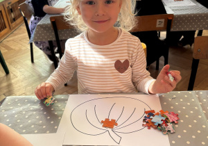 dziecko podczas wykonywania pracy plastycznej