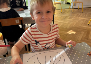 dziecko podczas wykonywania pracy plastycznej