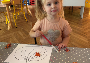 dziecko podczas wykonywania pracy plastycznej