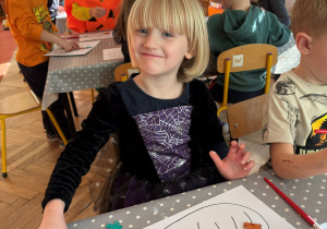 dziecko podczas wykonywania pracy plastycznej