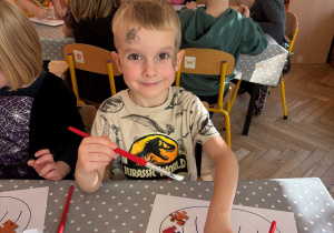 dziecko podczas wykonywania pracy plastycznej