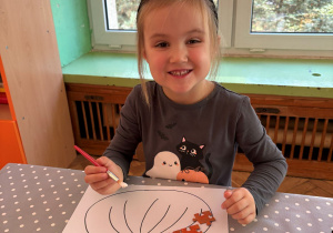 dziecko podczas wykonywania pracy plastycznej