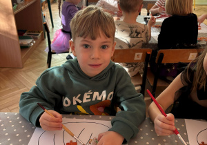 dziecko podczas wykonywania pracy plastycznej