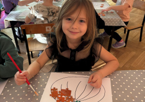 dziecko podczas wykonywania pracy plastycznej