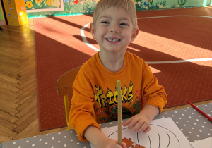 dziecko podczas wykonywania pracy plastycznej