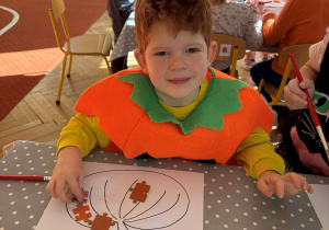 dziecko podczas wykonywania pracy plastycznej