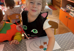 dziecko podczas wykonywania pracy plastycznej