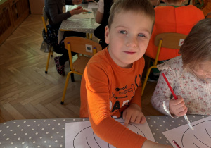 dziecko podczas wykonywania pracy plastycznej