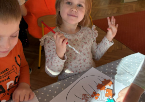 dziecko podczas wykonywania pracy plastycznej