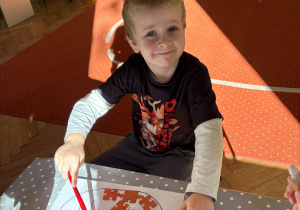 dziecko podczas wykonywania pracy plastycznej