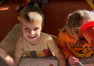 dziecko podczas wykonywania pracy plastycznej