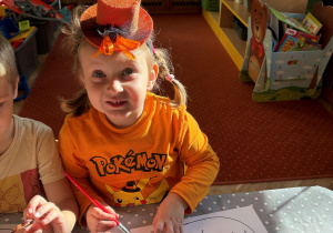 dziecko podczas wykonywania pracy plastycznej