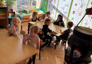 dzieci podczas jedzenia słodyczy