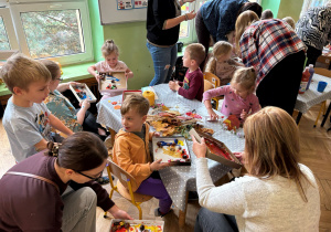 dzieci i rodzice podczas tworzenia obrazów