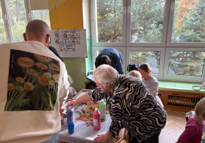 dzieci i rodzice podczas tworzenia obrazów