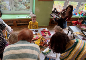 dzieci i rodzice podczas tworzenia obrazów