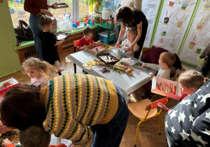 dzieci i rodzice podczas tworzenia obrazów