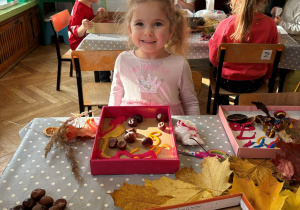 dzieci i rodzice podczas tworzenia obrazów