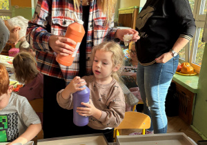 dzieci i rodzice podczas tworzenia obrazów