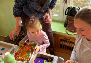 dzieci i rodzice podczas tworzenia obrazów